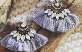 Boucles pompons gris et strass blanc colibri