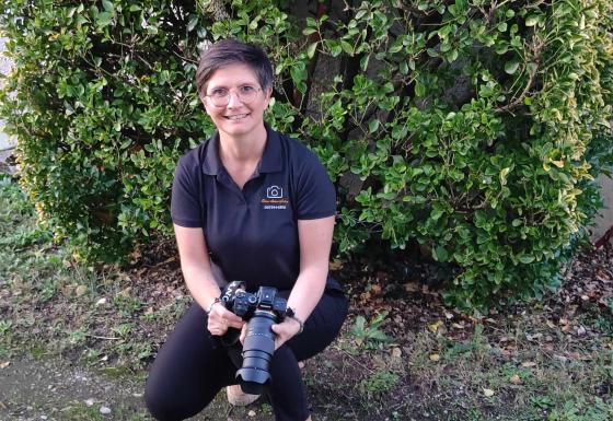 Belin-Béliet : Claire allie ses passions pour les animaux et la photographie, photographe tenant un appareil photo